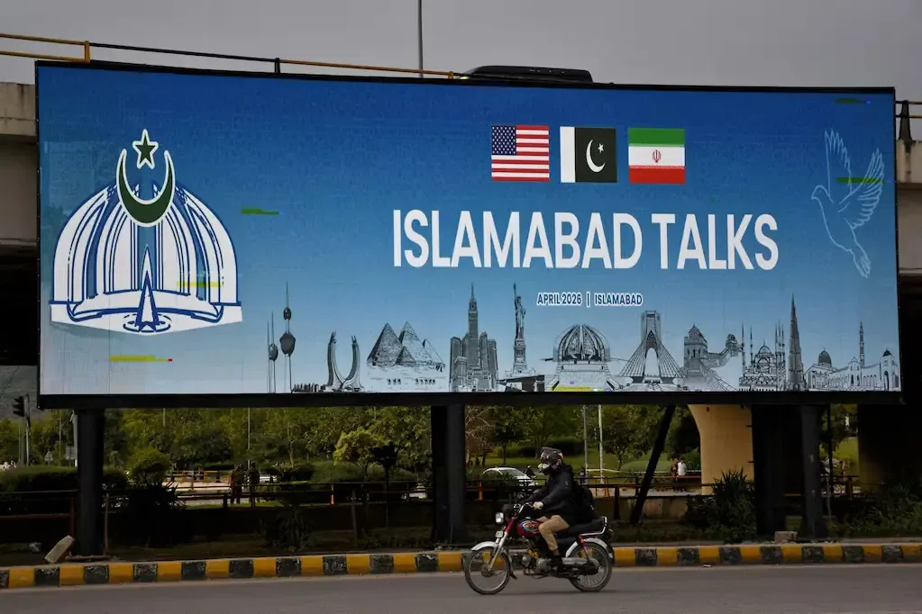 El conflicto se intensifica con ataques recientes, afectando las conversaciones de paz en Pakistán.