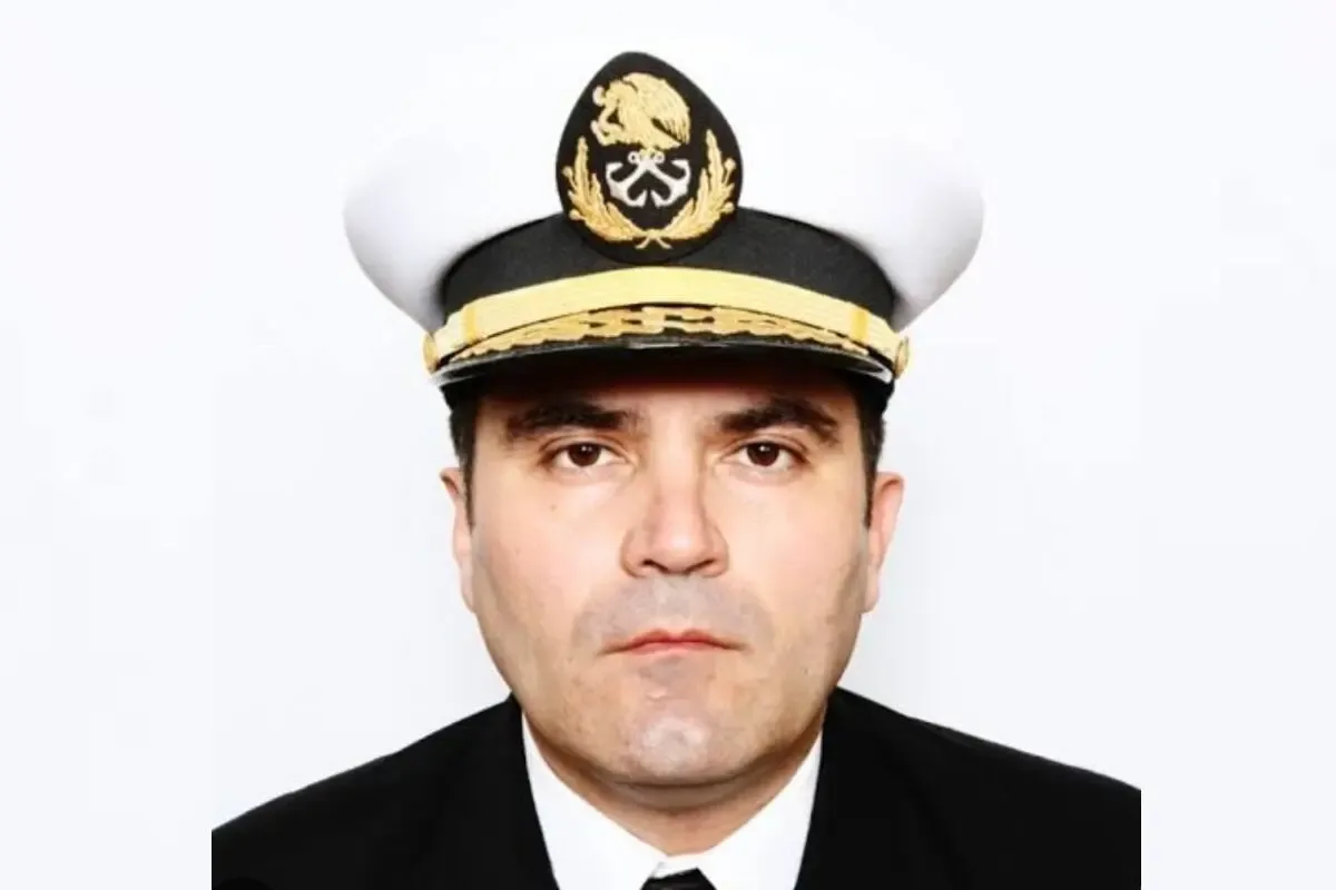 El contralmirante Fernando Farías Laguna, acusado de huachicol fiscal, evita su arresto.