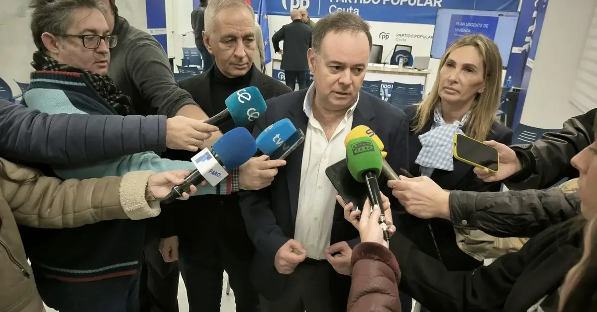 El contrato de gestión de la línea Algeciras-Ceuta sigue sin licitarse, afectando la conectividad y economía local.