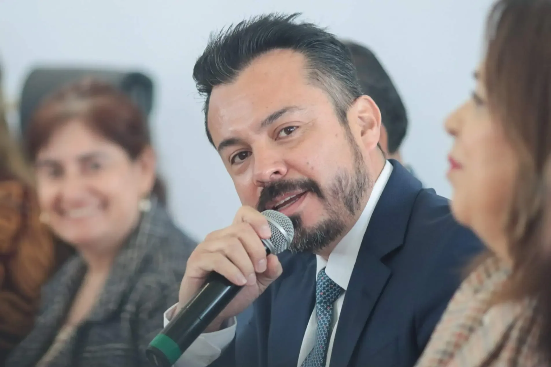 El coordinador de gabinete José Luis García Parra anuncia la iniciativa en conferencia.
