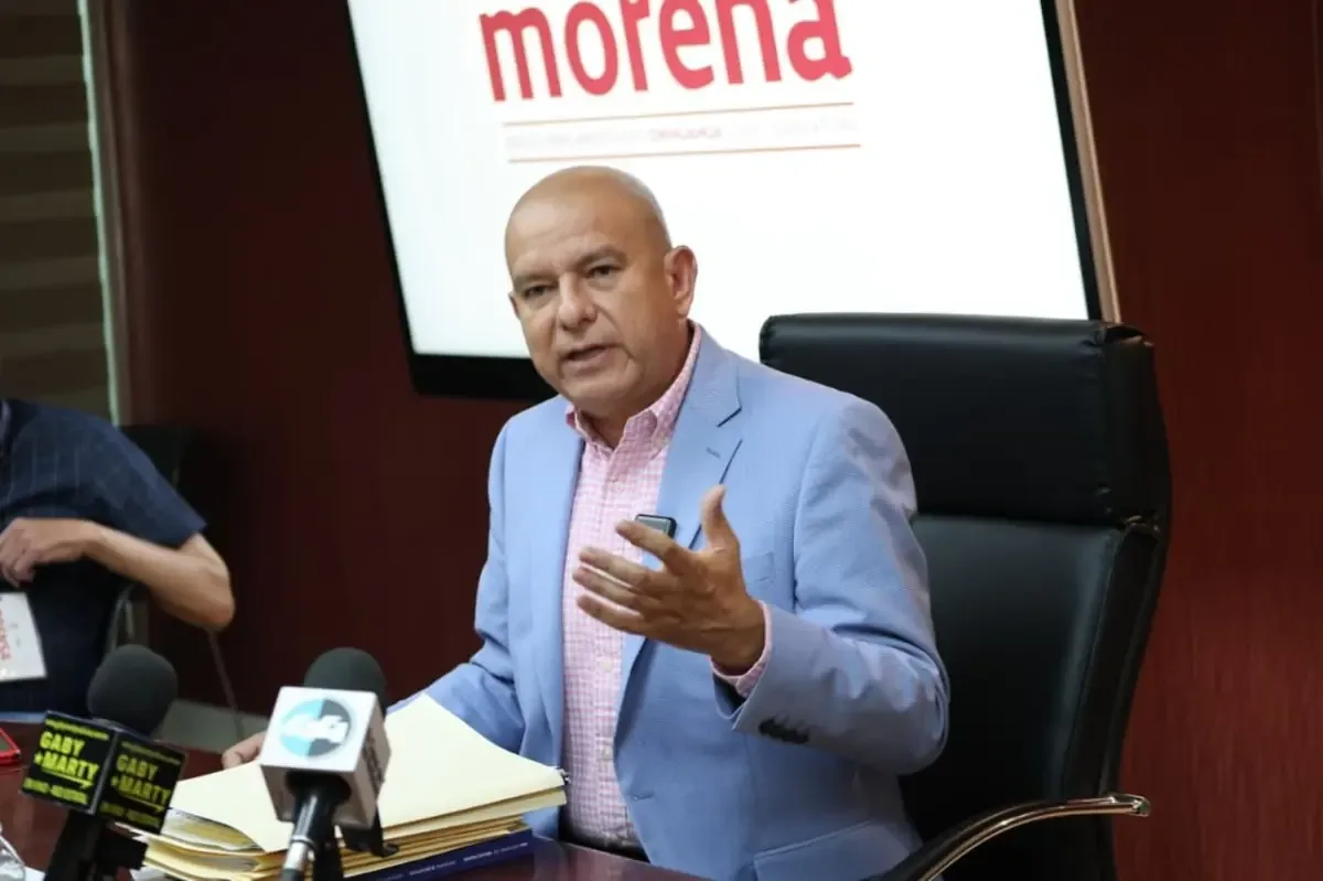 El coordinador de Morena desmiente rumores sobre su influencia en la permuta.