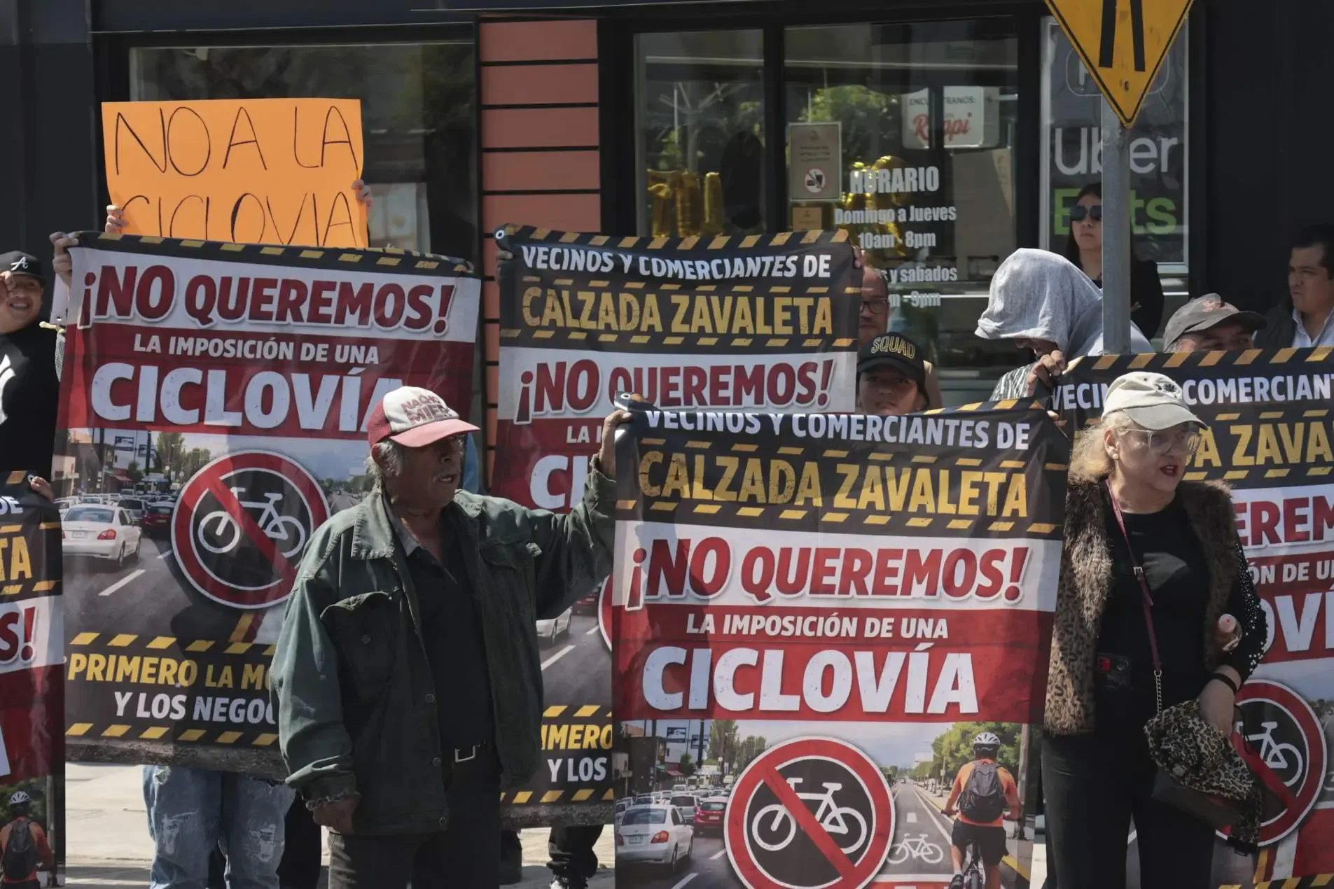 "El coordinador del gabinete estatal, José Luis García Parra, defiende la ciclovía en Puebla."