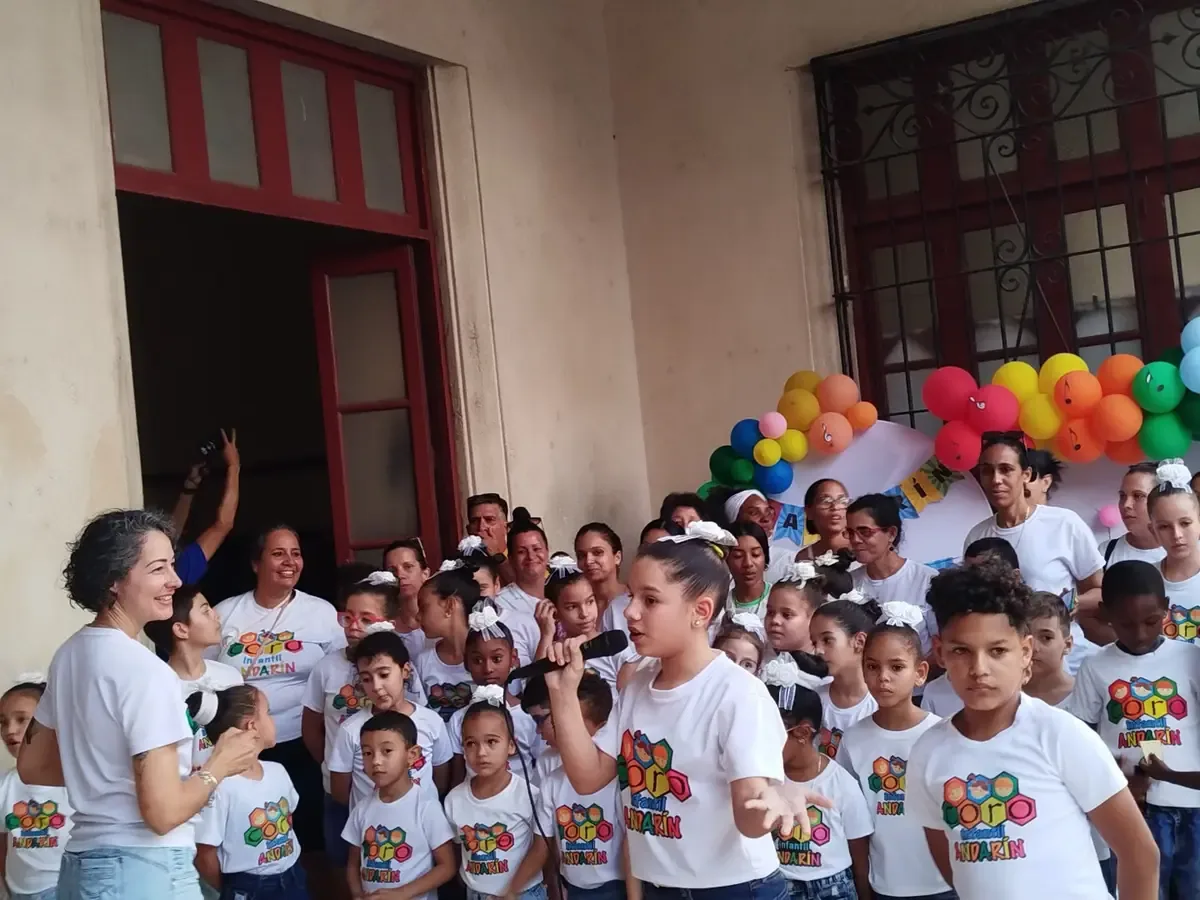 El coro dirigido por Cecilia Riverón celebra su primer aniversario con un emotivo concierto en el Parque Agramonte.