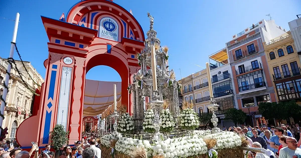 La festividad resalta la opulencia barroca y mantiene vivo el vínculo con las raíces sevillanas.