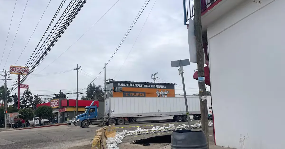 El cruce de los bulevares Benito Juárez y Hisense muestra el socavón en aumento.