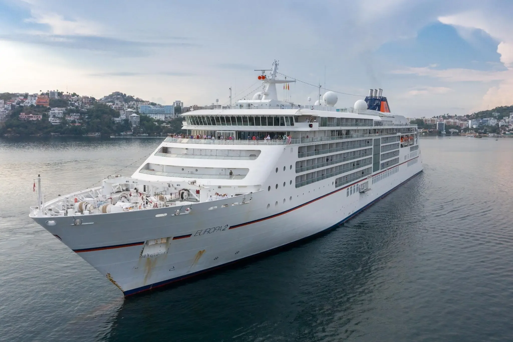 El crucero MS Europa 2 llega a Acapulco, inaugurando la temporada de cruceros 2026.