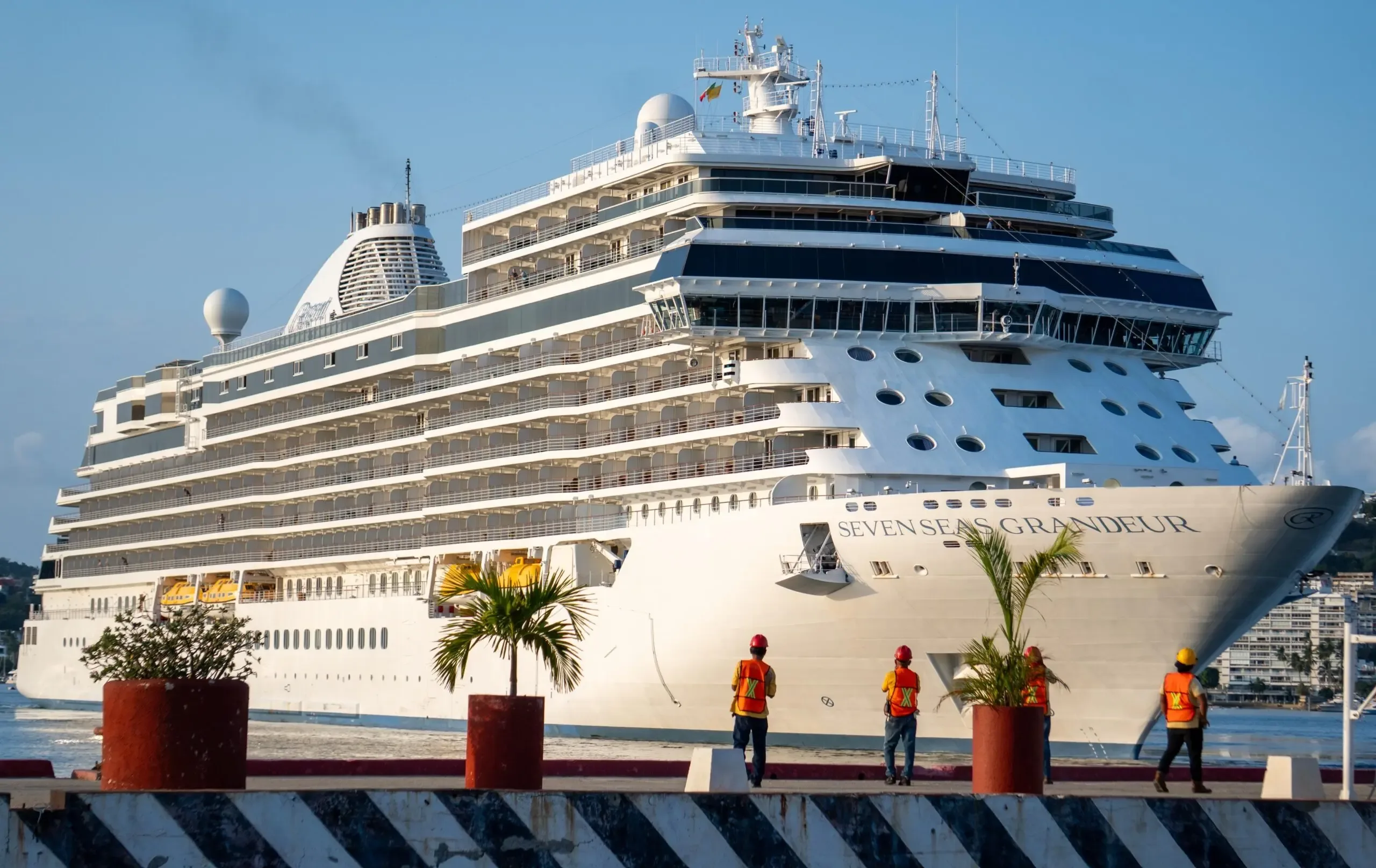 El crucero MS Seven Seas Grandeur llega a Acapulco con cientos de turistas a bordo.