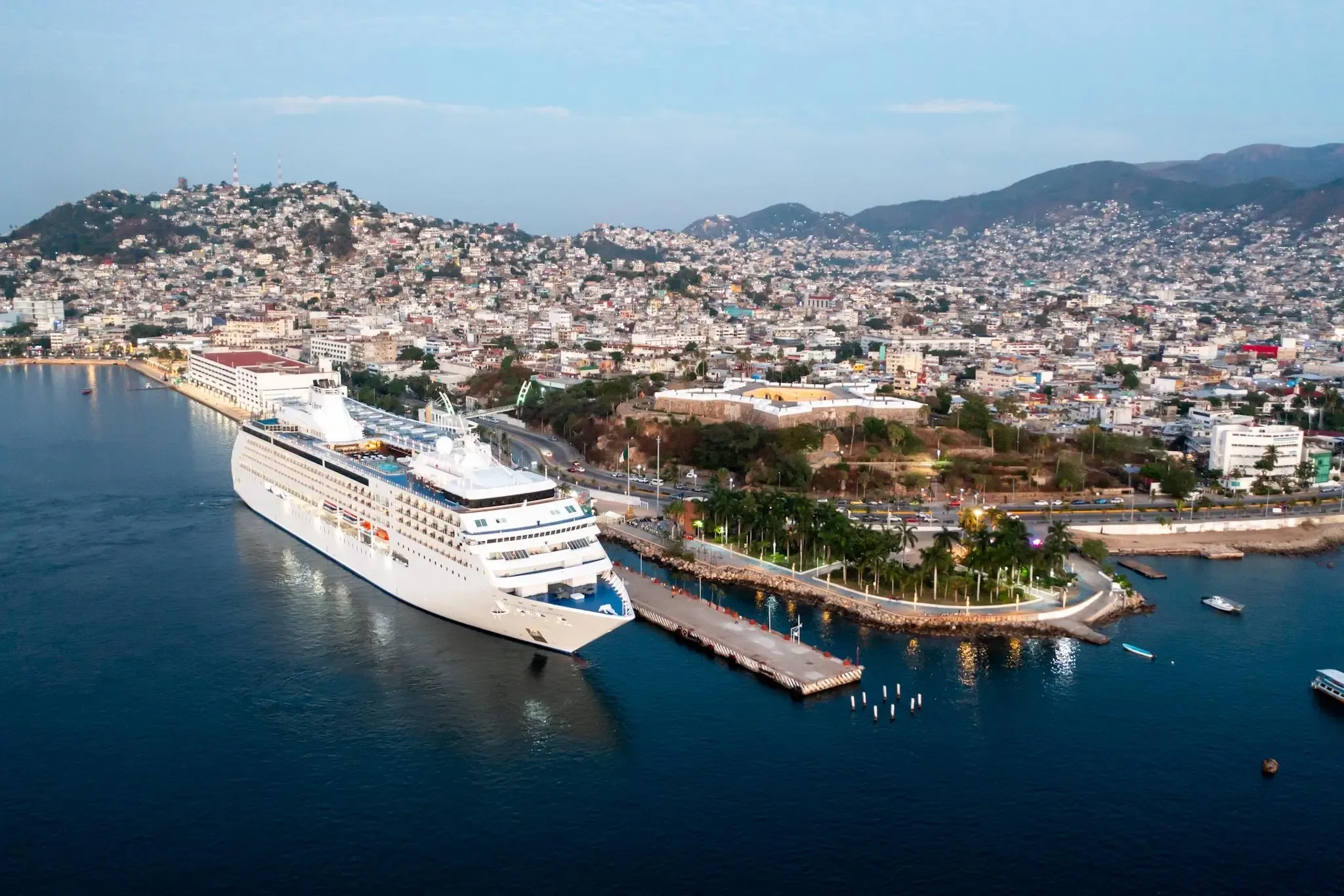El crucero MS Seven Seas Mariner llega a Acapulco, reforzando el turismo.
