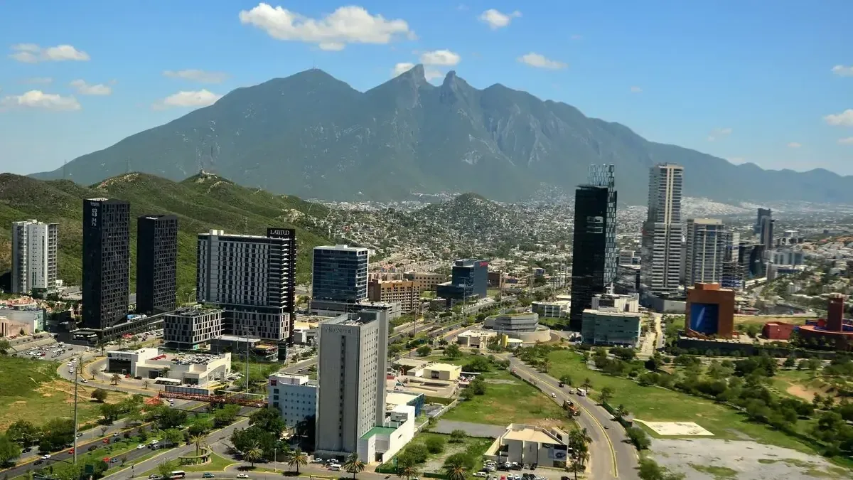 El día se presenta con temperaturas frescas y posibilidad de lluvias ligeras en Monterrey.