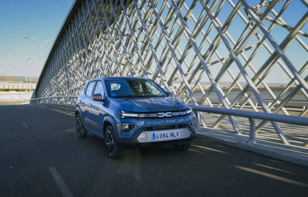El Dacia Spring evoluciona para ofrecer más potencia y funcionalidad a un precio asequible.