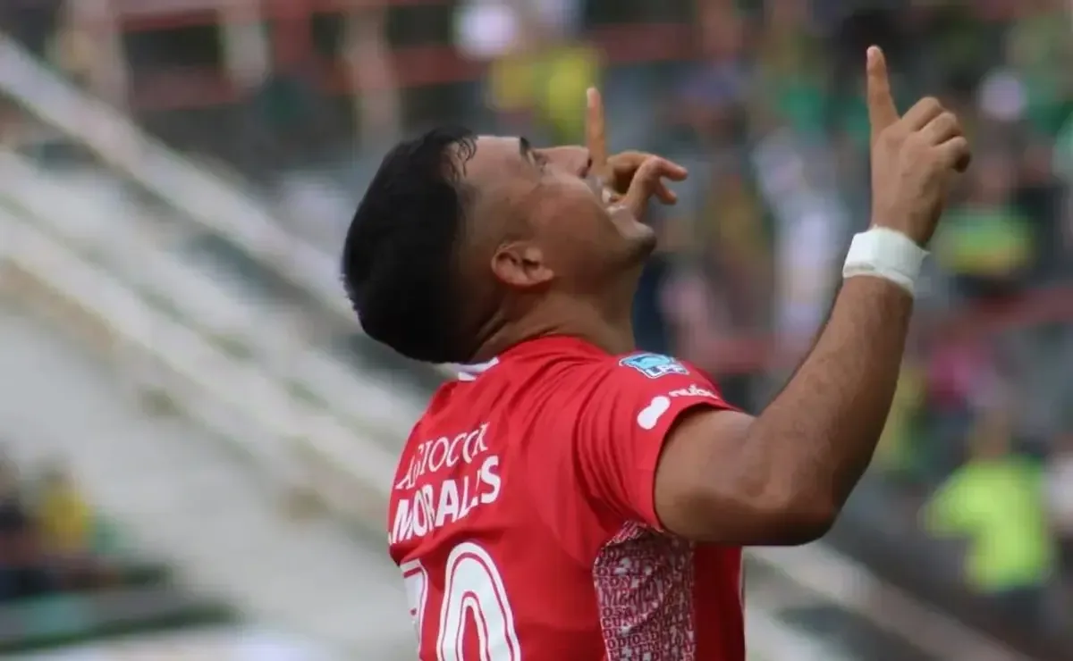 El delantero chileno celebra su primera conquista en el Torneo de Apertura.