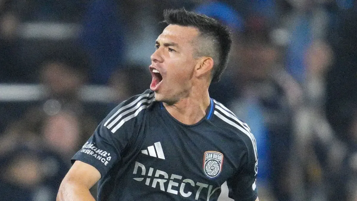 El delantero mexicano decide quedarse en el club, desatando la furia de la directiva.
