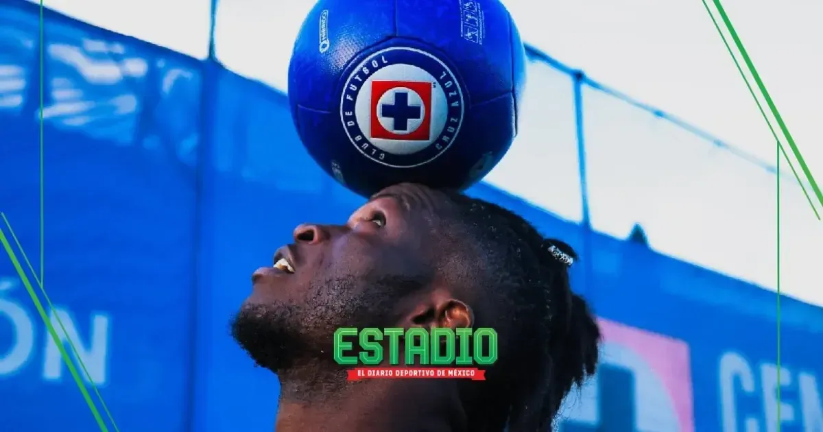 El delantero nigeriano podrá debutar en la Liga MX tras ser convocado por Nicolás Larcamón.