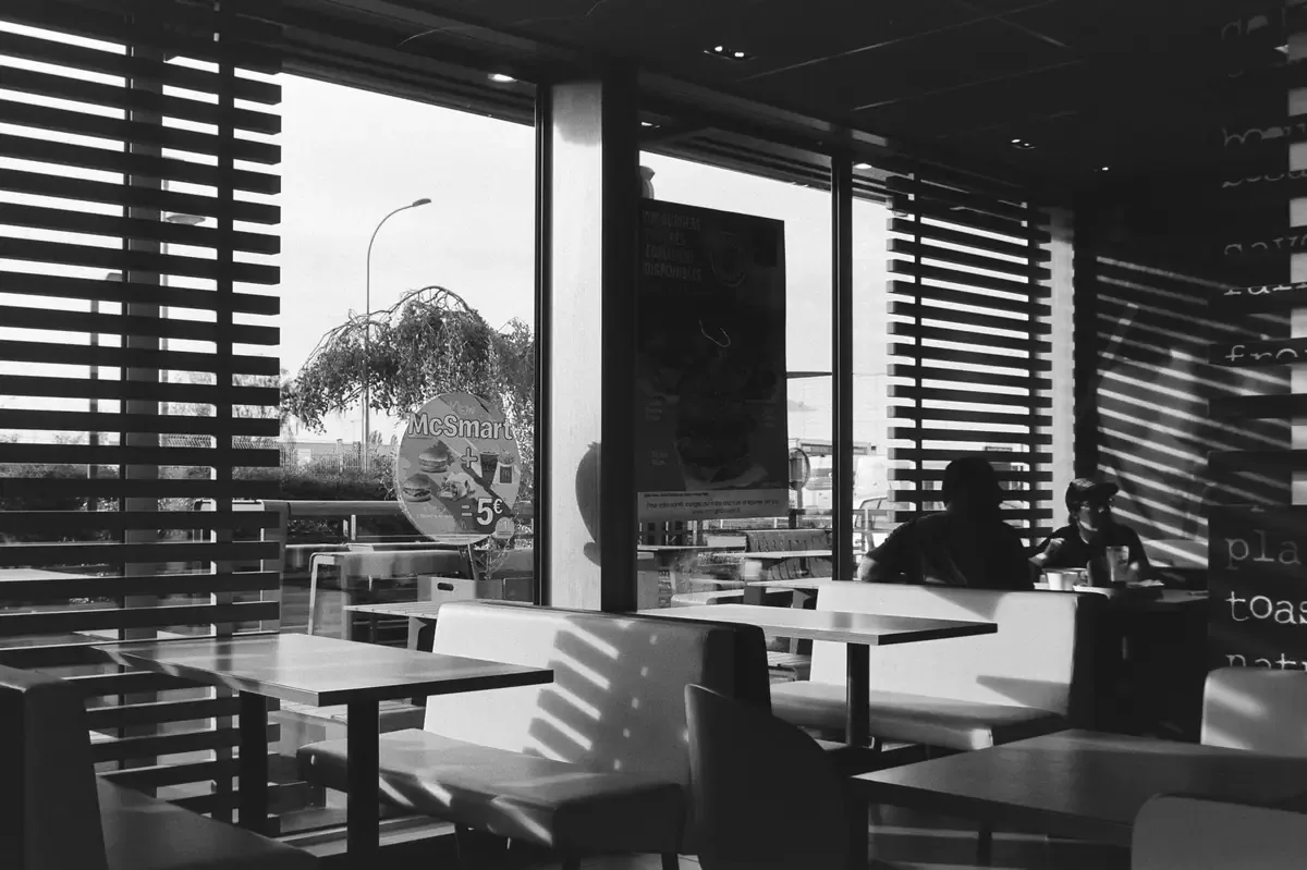 McDonald's utiliza eventos con celebridades para captar clientes y crear experiencias.