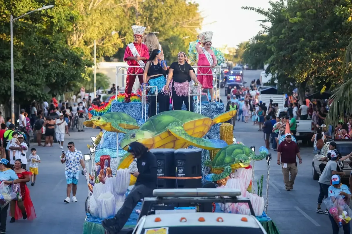 El desfile cautivó a cientos de familias, destacando la cultura y la convivencia en el municipio.