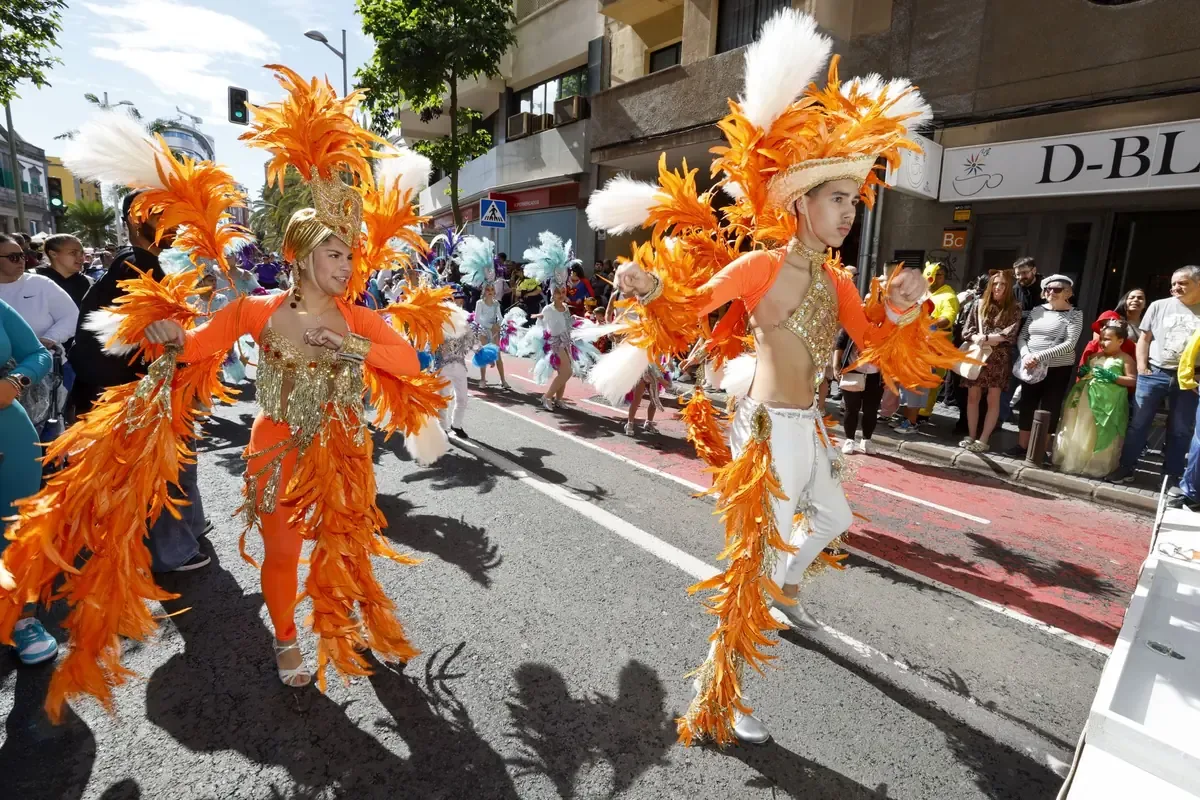 El desfile se celebra el 17 de febrero y provoca restricciones viales y cambios en el transporte público.