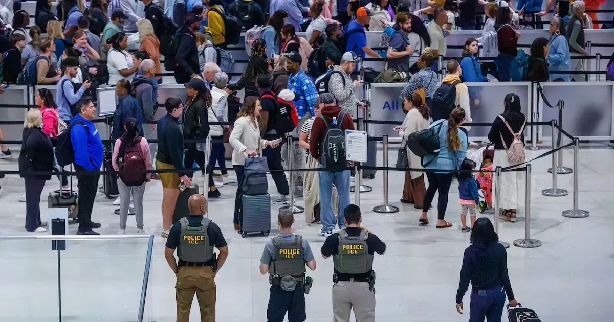 El despliegue de ICE en aeropuertos afecta la experiencia de viaje de canadienses hacia EE. UU.