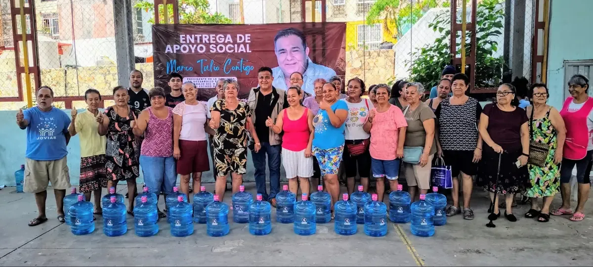 El diputado entrega agua gratuita a comunidades afectadas por escasez en Acapulco.