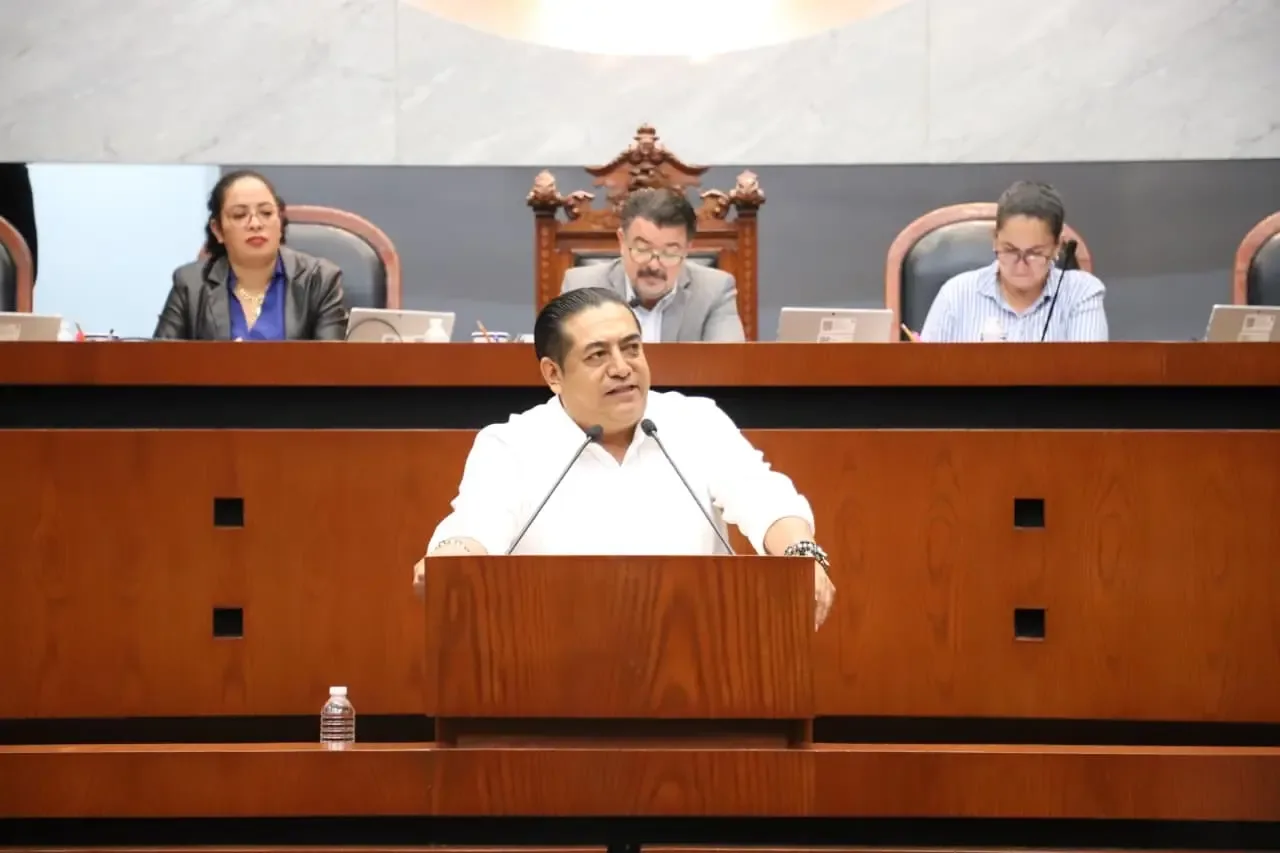 El diputado Jesús Parra García discute iniciativas sobre jornada laboral flexible en el Congreso.