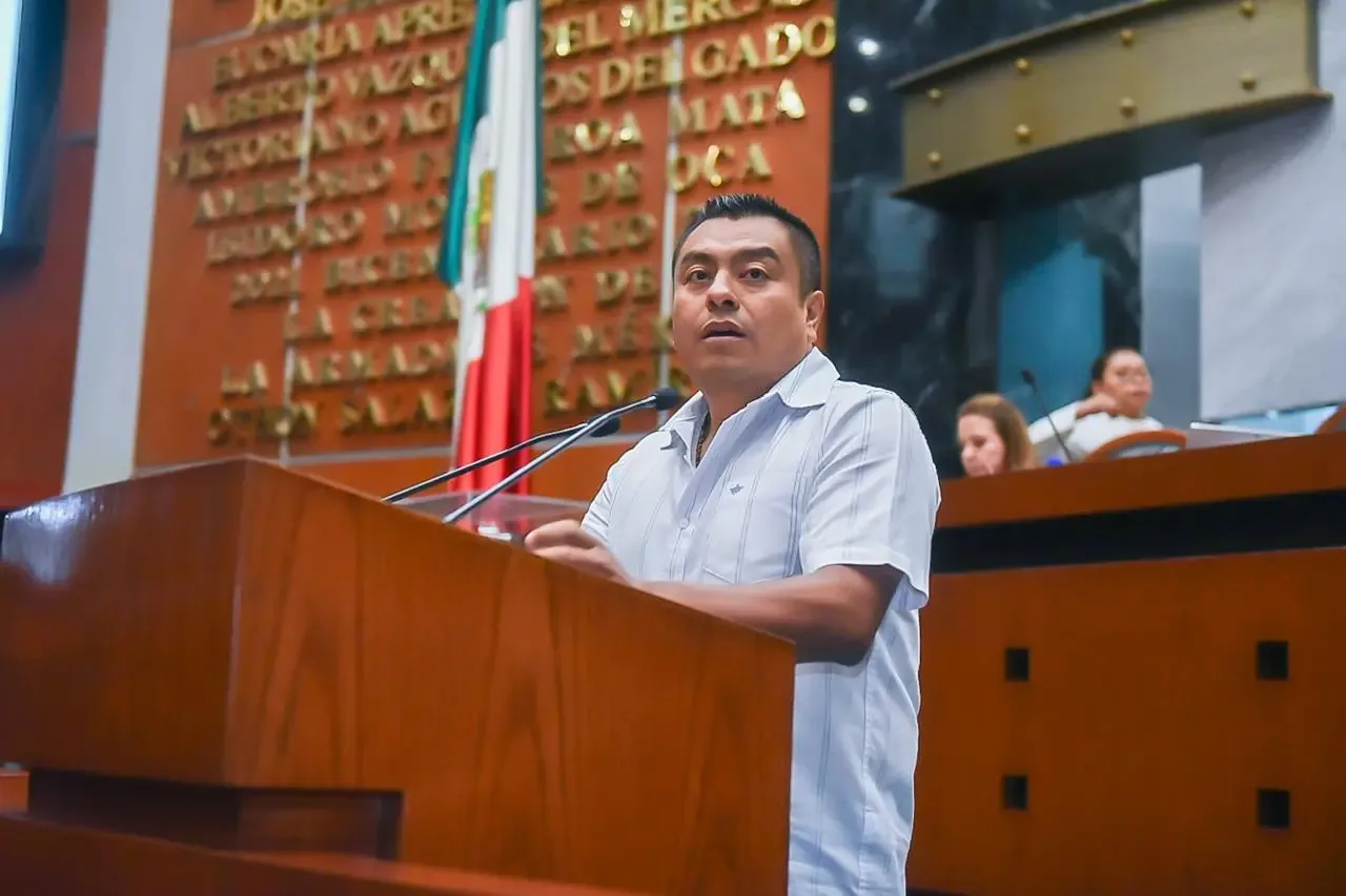 El diputado Jhobanny Jiménez Mendoza durante la presentación de su propuesta legislativa.