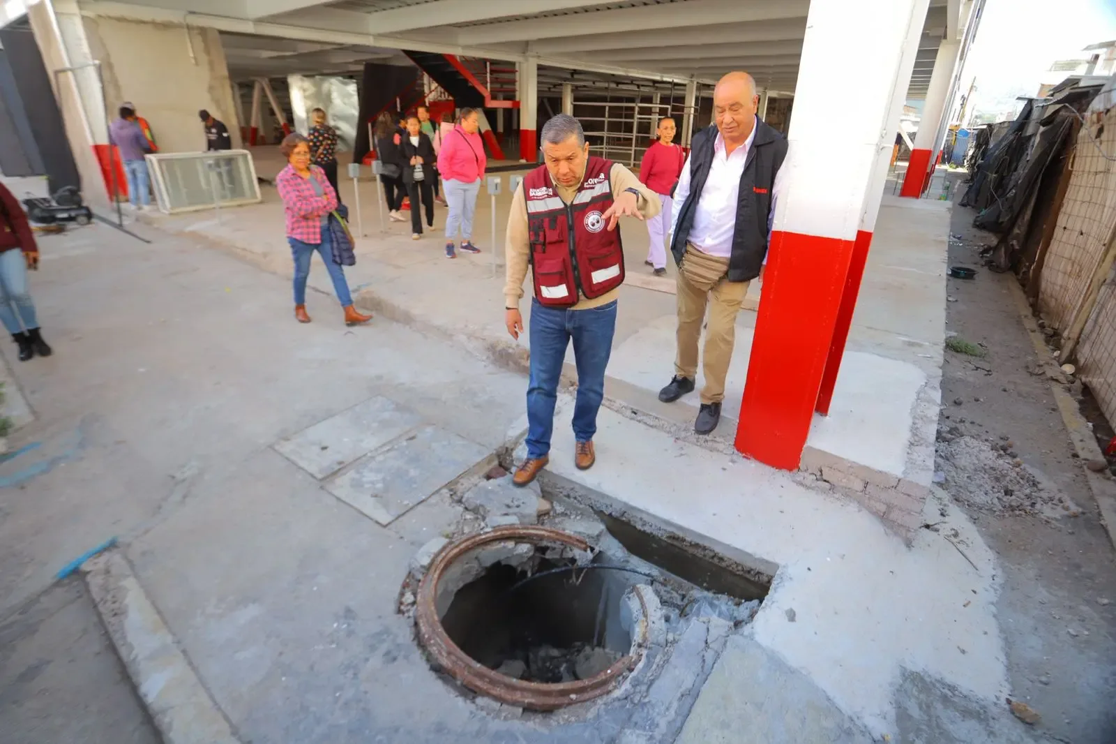 "El diputado Juan Carlos Barragán durante su visita al mercado Independencia en Morelia."