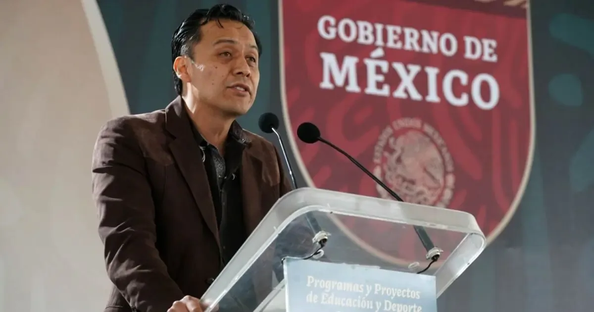 El directivo defiende su puesto tras un intento de remoción por la SEP y cuestiona la modificación de libros de texto.