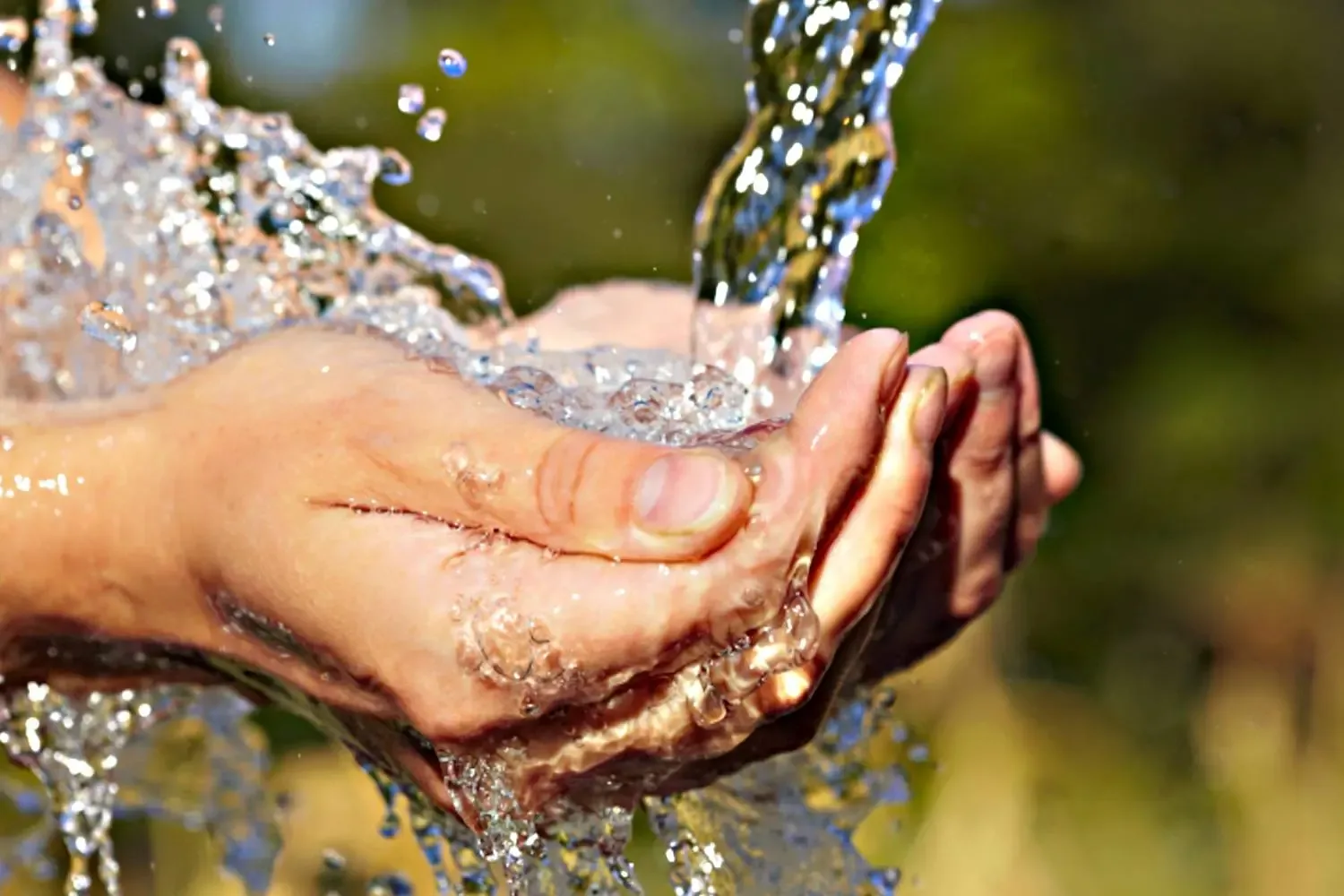 El director de SAPA La Paz, Abimael Ibarra Abundez, anuncia inversiones por derechos de agua.
