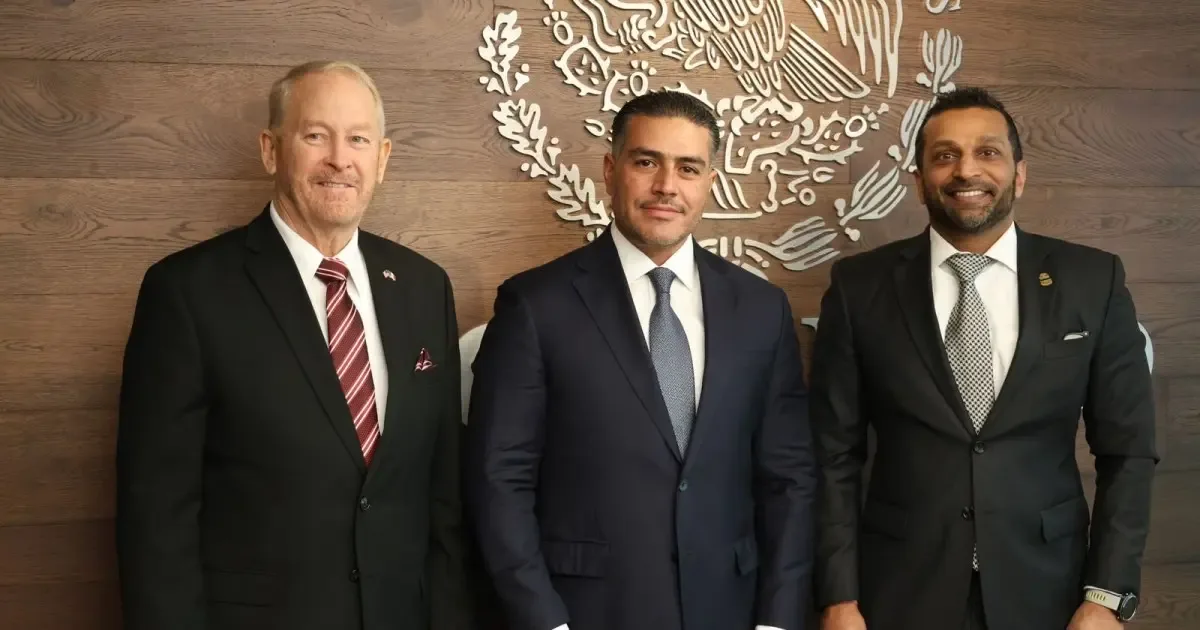 El Director del FBI y autoridades mexicanas durante la reunión.