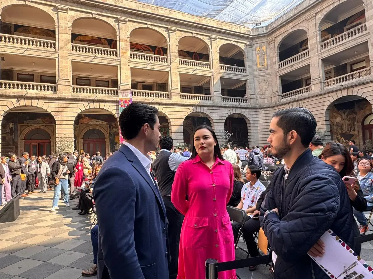 "El director del Injuventud, Mauricio Acevedo, expone programas para jóvenes en CDMX."