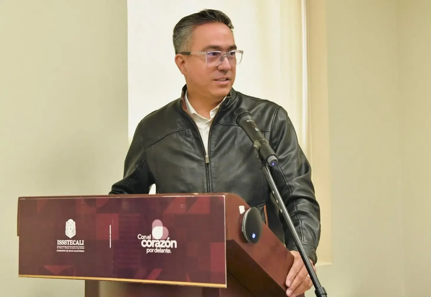 El director del ISSSTECALI, Luis Gilberto Gallego Cortez, anuncia incremento salarial.