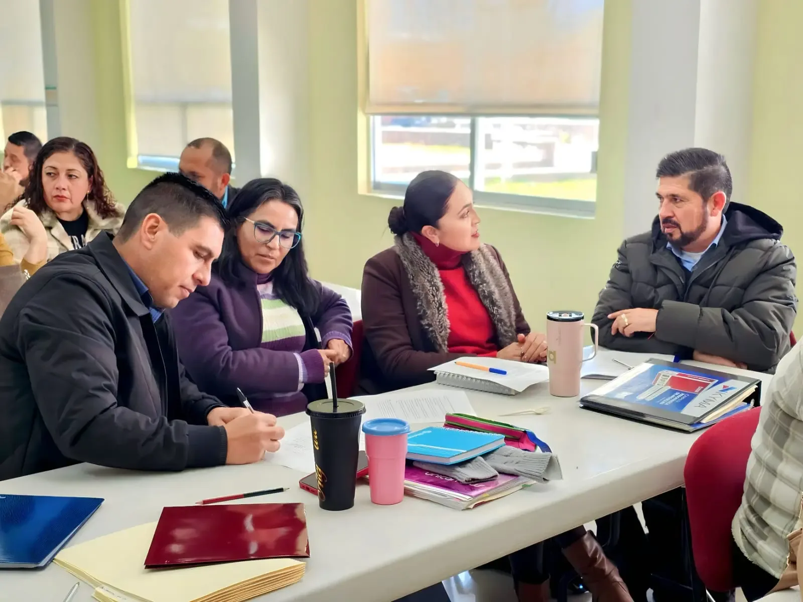 "El Director General del Cecytez, Julio César Ortiz Fuentes, en una reunión de estrategia educativa."