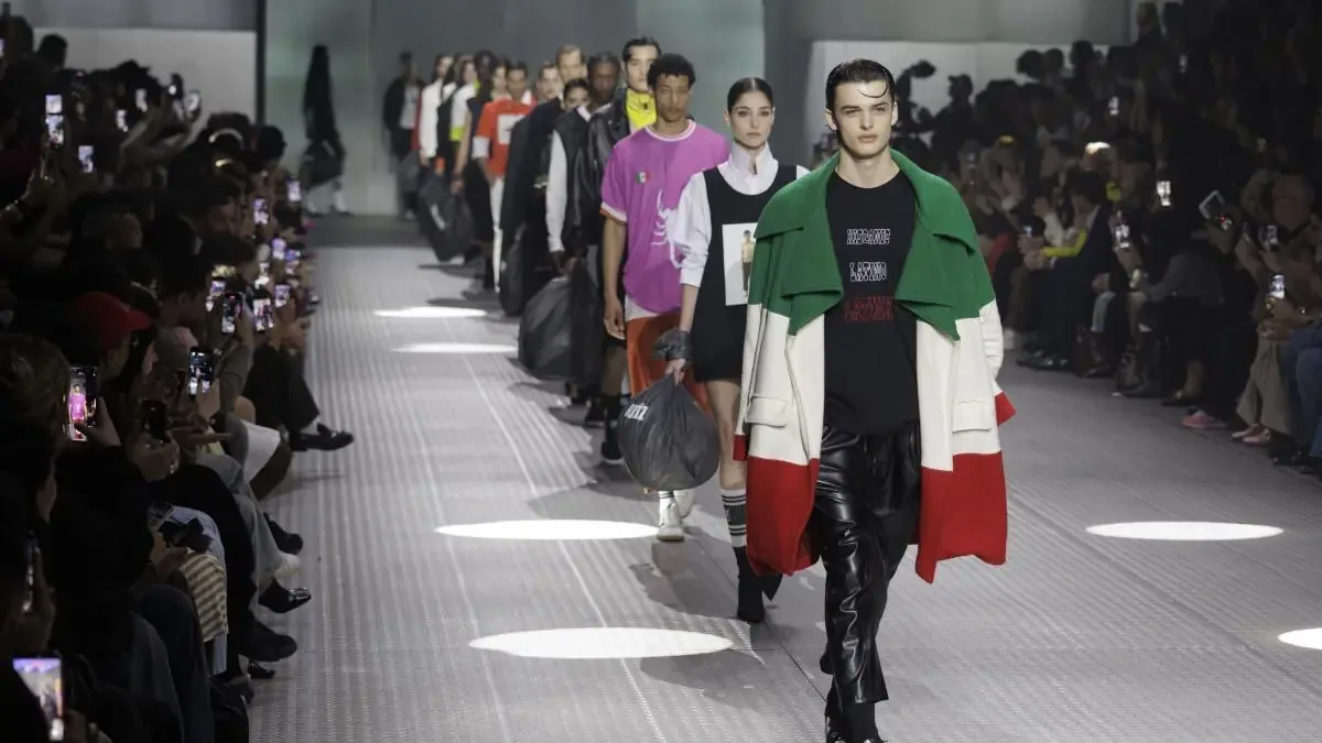 El diseñador mexicano presenta una colección que celebra la identidad migrante en la pasarela catalana.