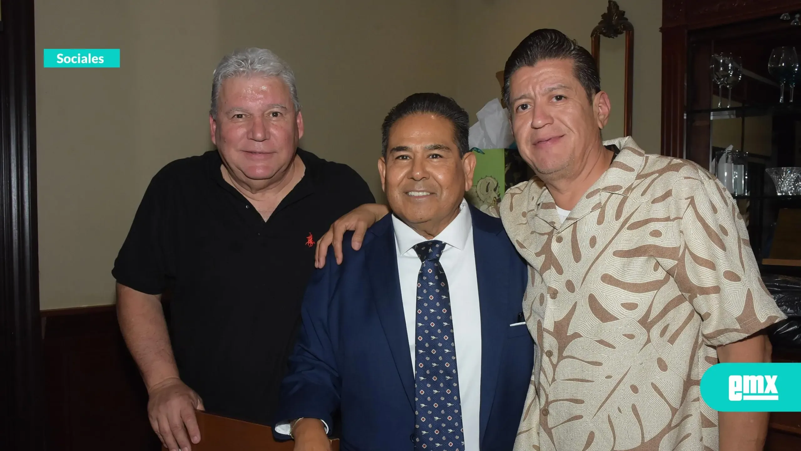 El doctor Fernando Bonillas celebrando su cumpleaños rodeado de amigos en Tijuana.