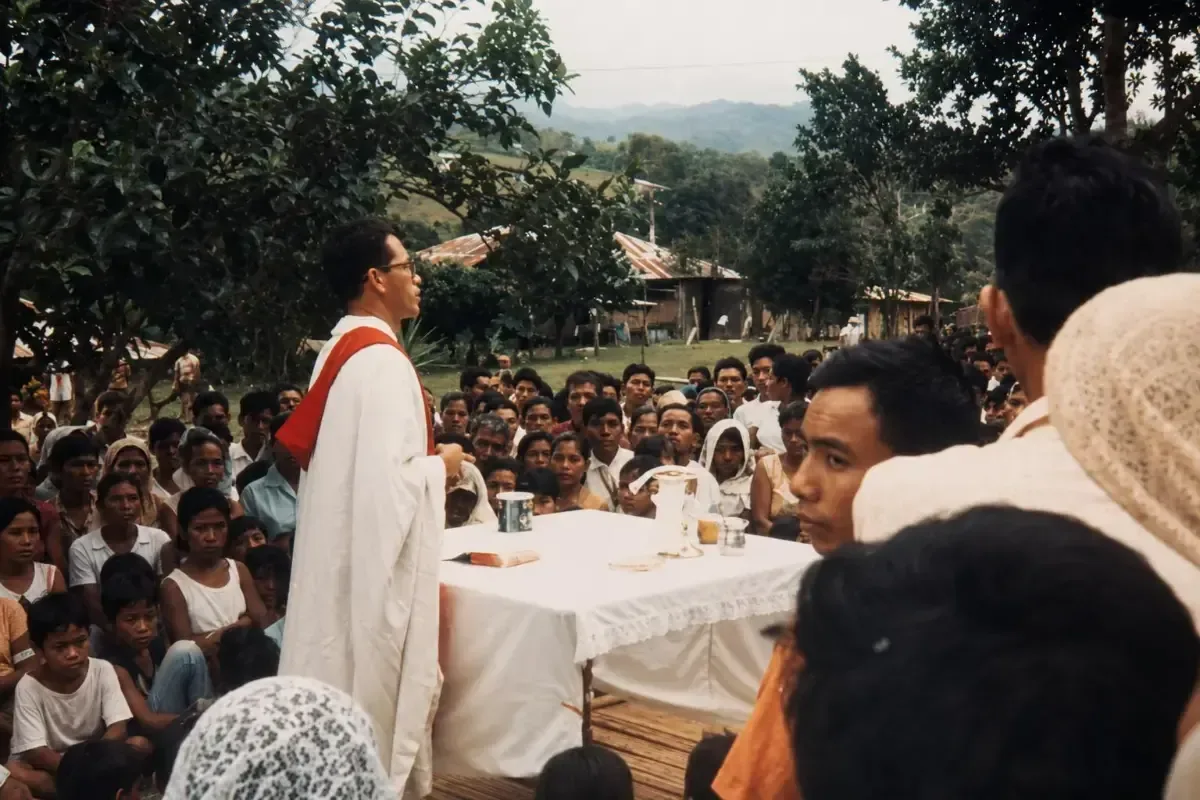 Este filme busca mantener vivo el legado del sacerdote y su lucha por la justicia social.