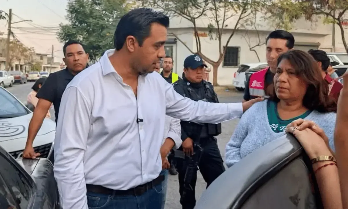 El edil de Santa Catarina brinda asistencia integral a vivienda lesionada por un siniestro.