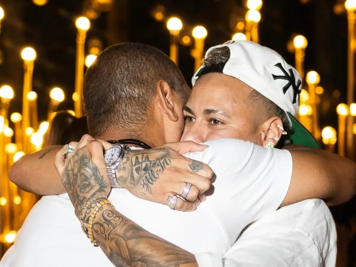 Neymar da Silva Santos alienta a su hijo a seguir adelante después de un torneo complicado.