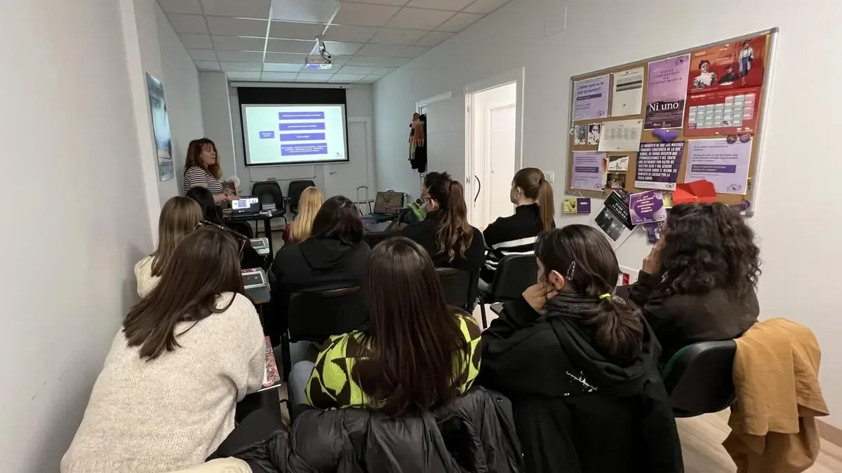 Un programa de ADAVAS ofrece herramientas laborales a mujeres víctimas de violencia, promoviendo su autonomía y recuperación emocional.