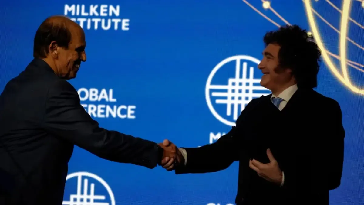 Javier Milei asiste al evento de Michael Milken, generando controversia en medio de crisis en Argentina.