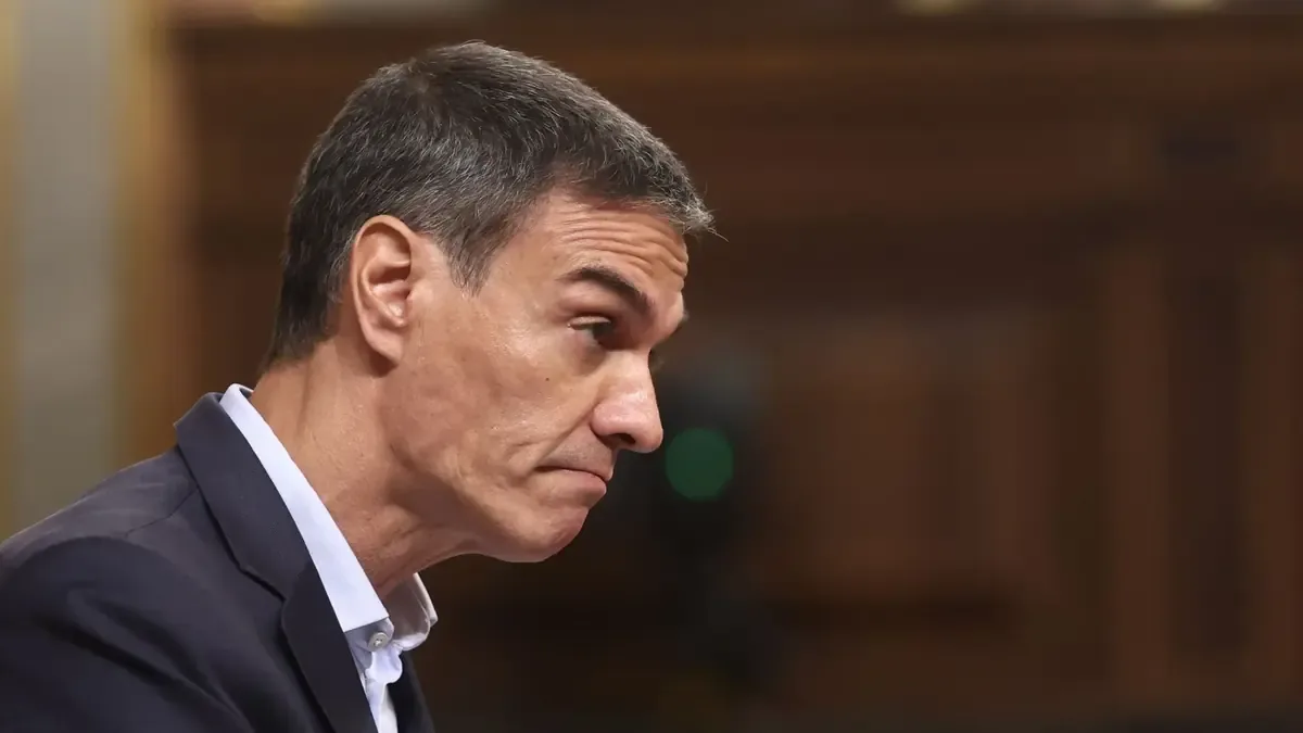 La crítica de Isabel Díaz Ayuso cuestiona la autenticidad del liderazgo de Pedro Sánchez en medio de rumores y desconfianza.