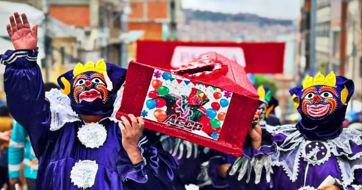 El Entierro del Pepino marca el cierre oficial del Carnaval Paceño, una tradición cultural significativa.