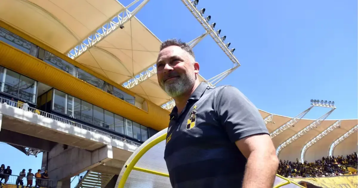 El entrenador de Coquimbo Unido revela detalles sobre su carrera y su visión del fútbol moderno.