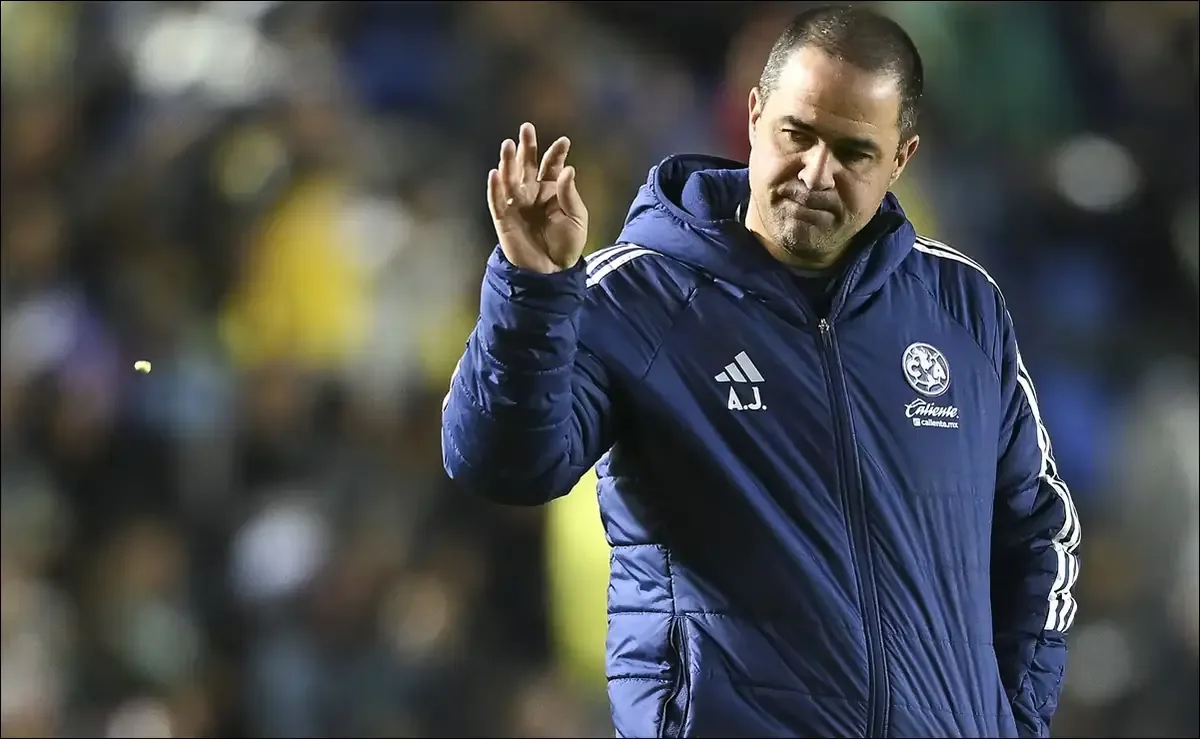 El entrenador del América, André Jardine, manifiesta su descontento por el rendimiento del equipo en el partido contra Olimpia.