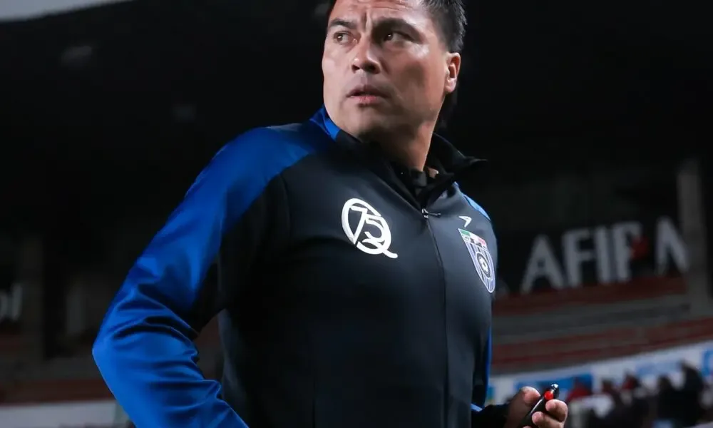 El entrenador Esteban González dirige a los Gallos Blancos durante el entrenamiento.