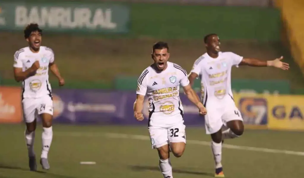 El equipo dirigido por Marco Antonio Figueroa avanza en la tabla acumulada, mientras se intensifica la lucha por el descenso.