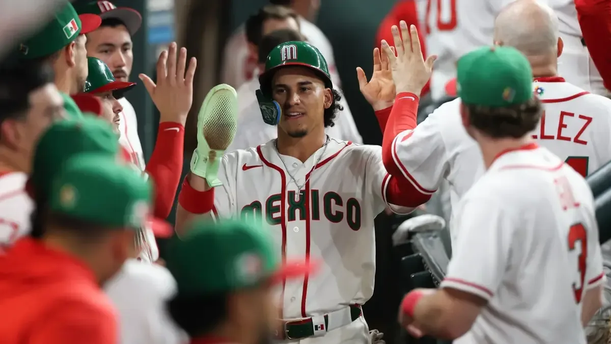 El equipo mexicano muestra respeto al limpiar su dugout tras victoria en el torneo.