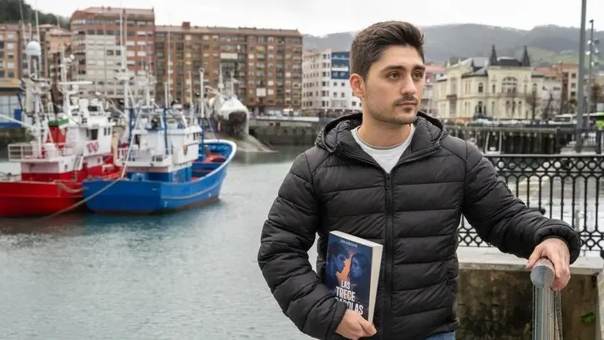 El escritor de Usansolo, con más de 8 millones de lecturas, presenta su nueva obra en Bermeo.