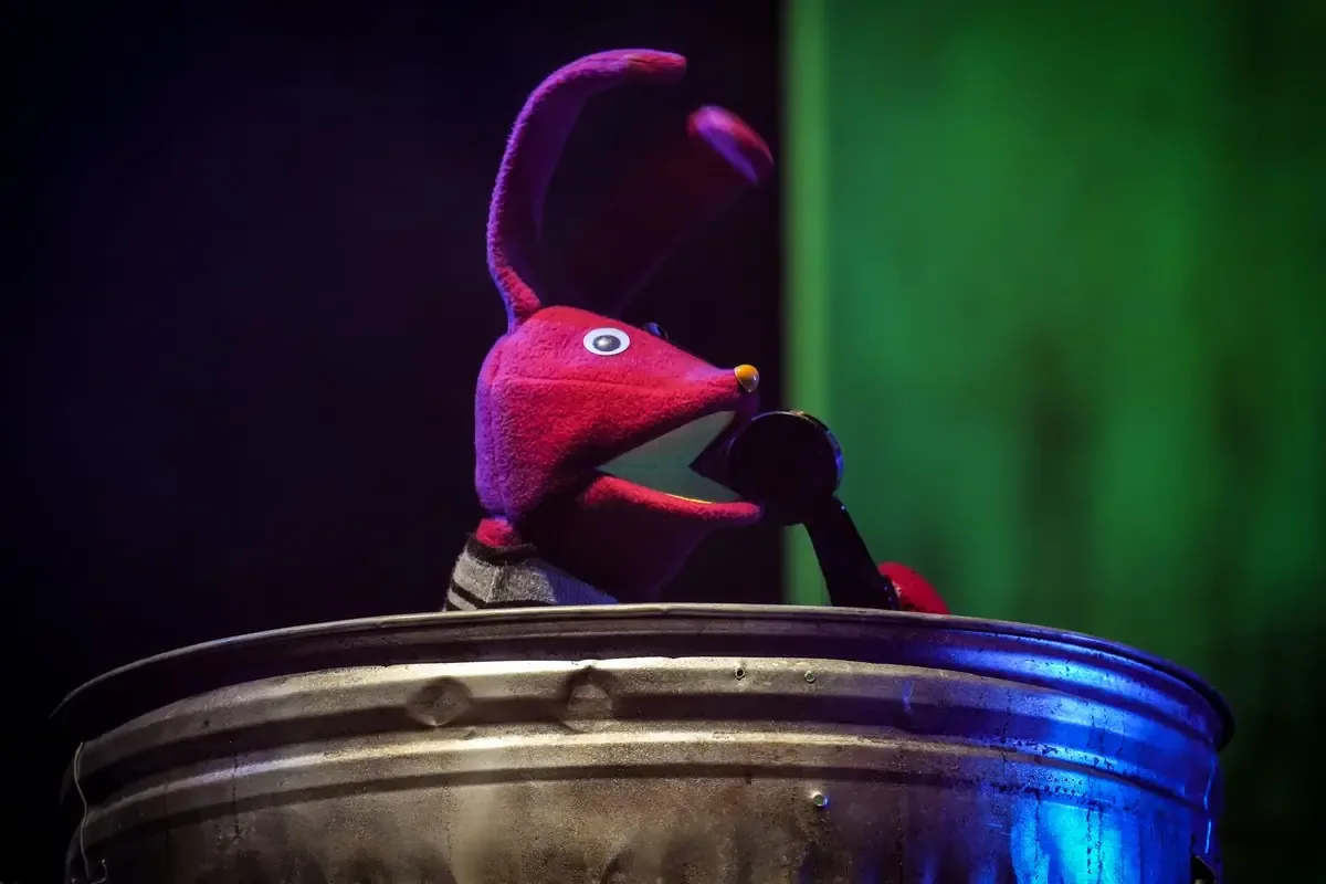 El espectáculo combina música, humor y nostalgia, cautivando a diversas generaciones.