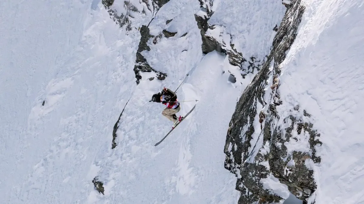 El esquiador aranés se destaca en el Freeride World Tour con una bajada audaz y técnica.
