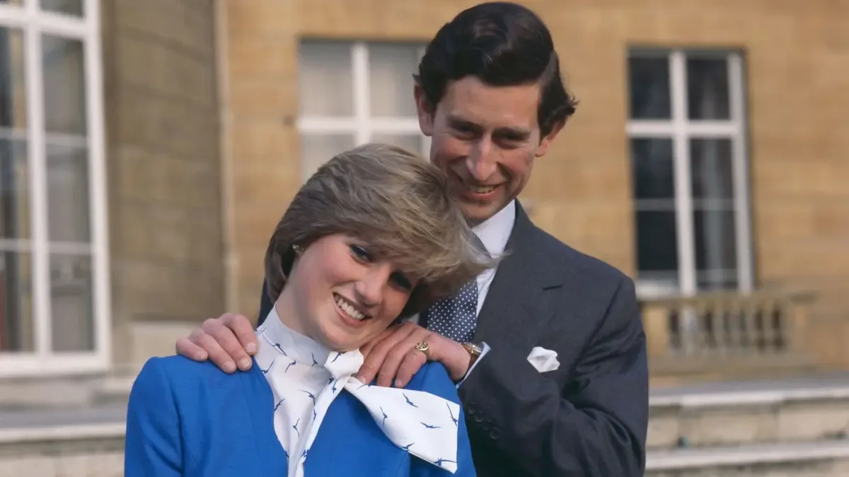 El estilo de Diana Spencer en su compromiso con el príncipe Carlos sigue influenciando tendencias en la moda real.