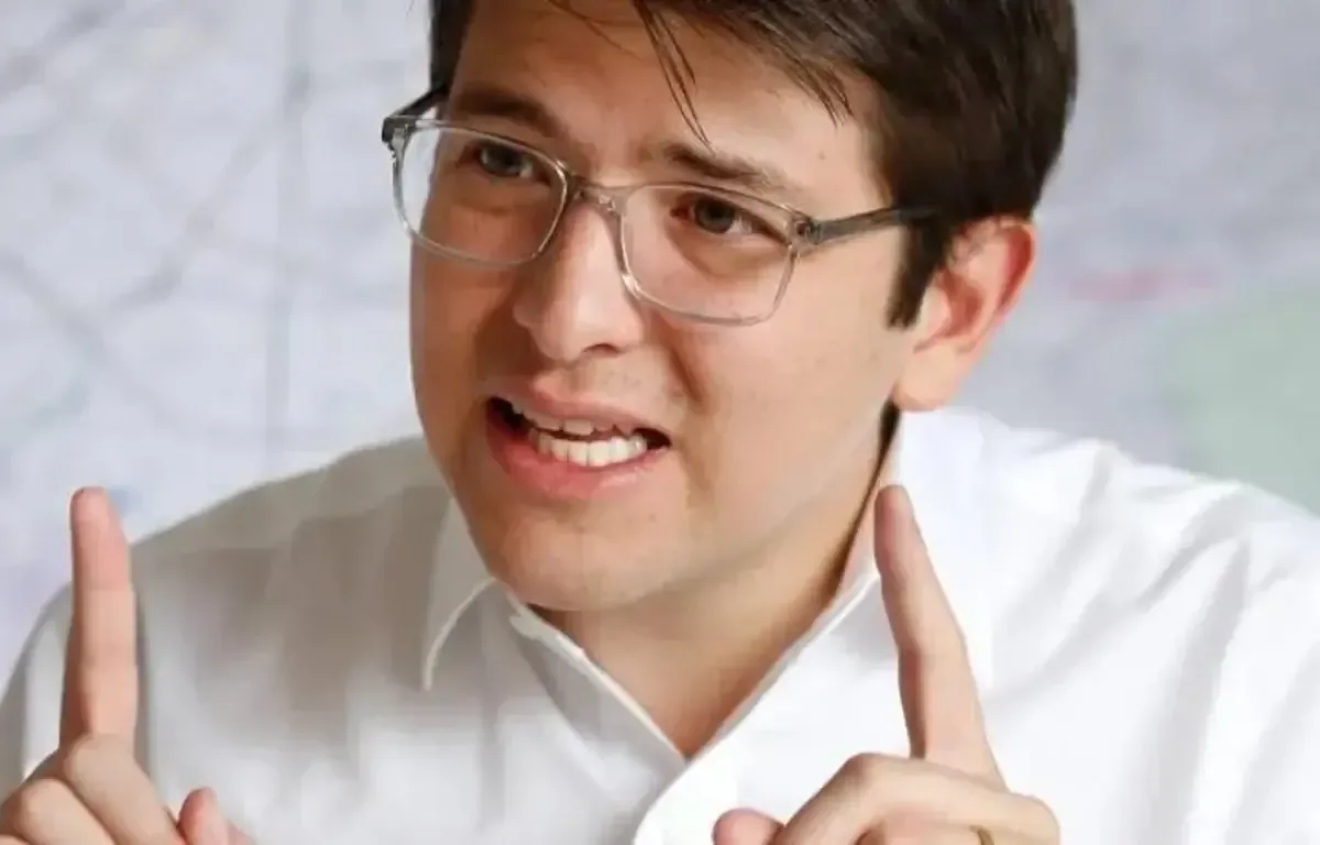 El exministro Daniel Palacios vincula la política de paz con la violencia política en Colombia.